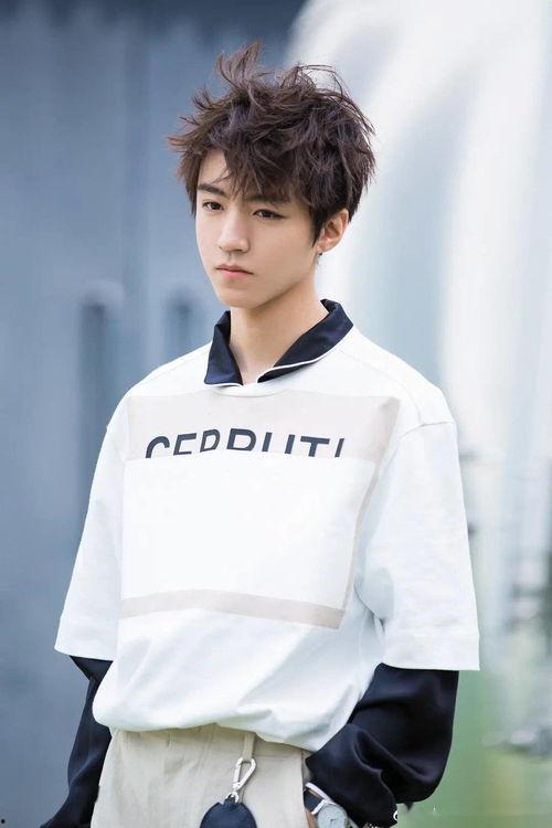 王俊凯的照片下载,青春偶像的帅气写真集